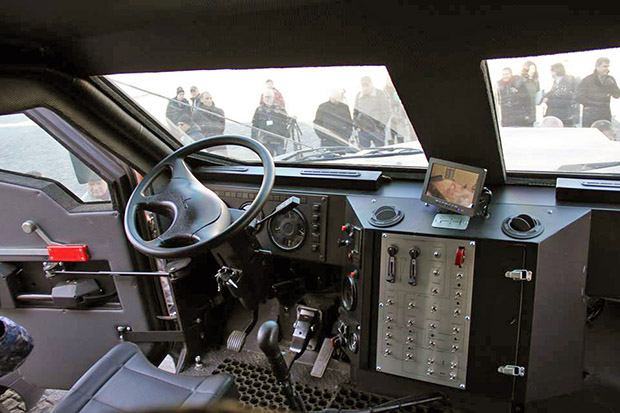 У Харкові поліція отримала бронеавтомобіль "Варта" - фото 1