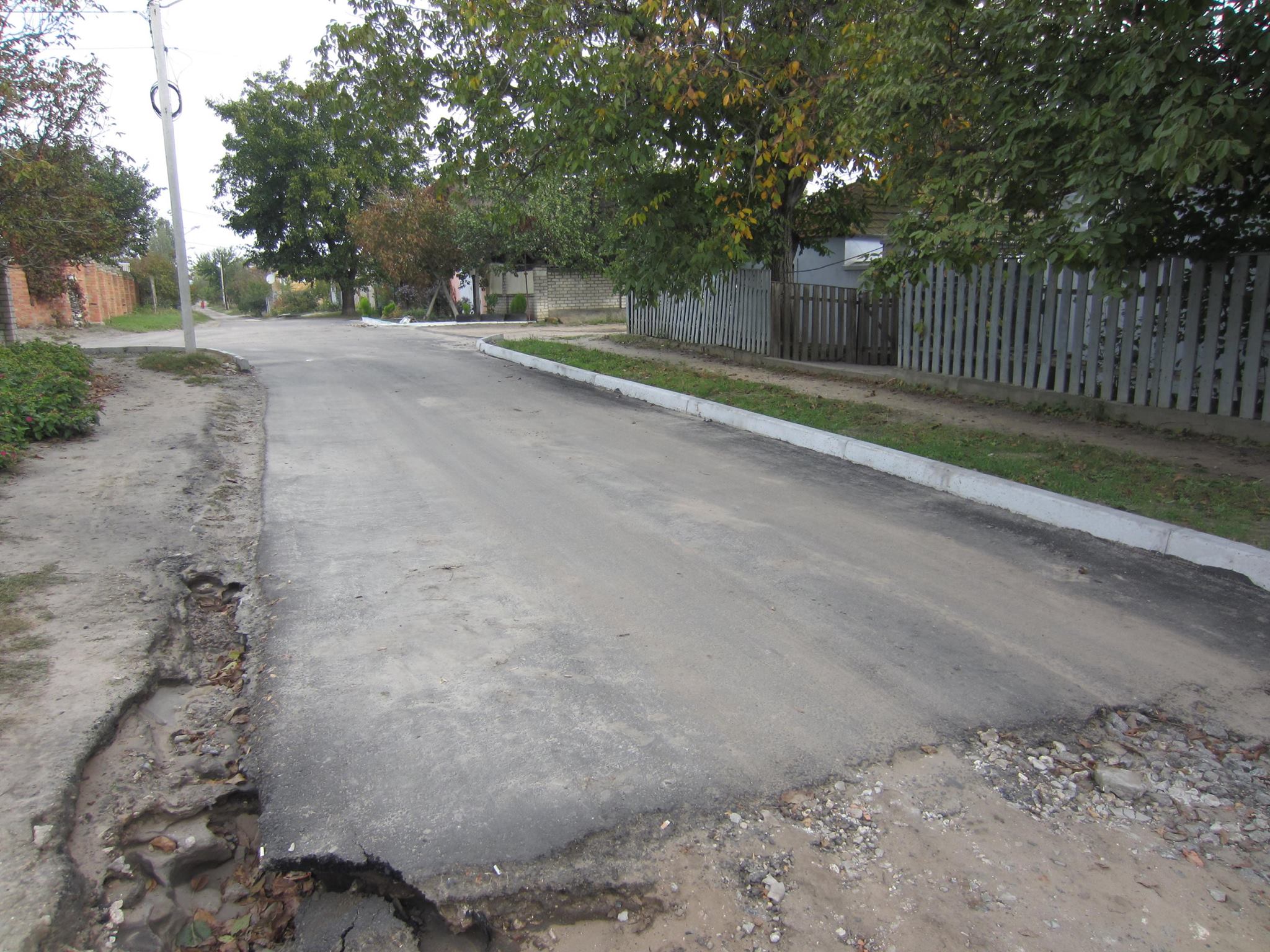 У Миколаєві дощі почали розмивати капітально відермонтовану дорогу