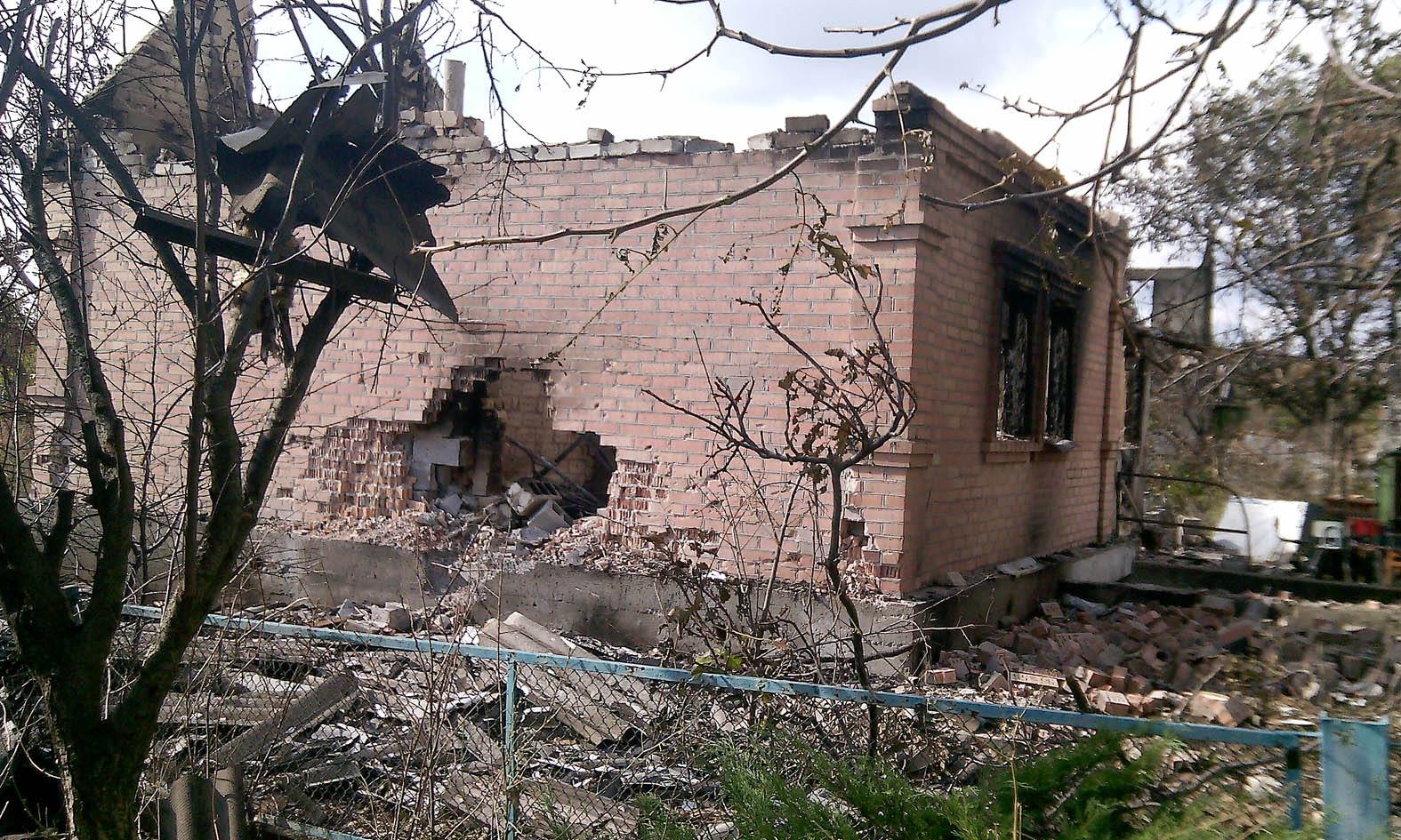 Терористи артилерією знищили вулицю у Водяному, є постраждалі (ФОТО) - фото 6