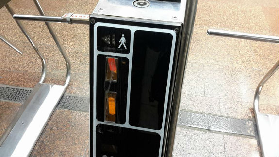 Аби відучити киян від жетонів, у метро отвори на турнікетах заклеїли скотчем - фото 2