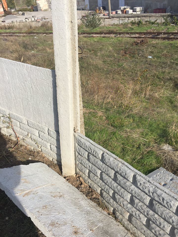 Біля миколаївського пункту безпритульних тварин рухнув новенький паркан