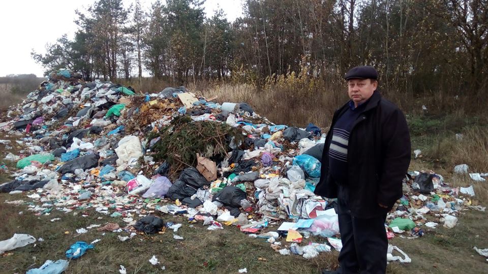 Львівське сміття вивантажили біля траси на Житомирщині - фото 3