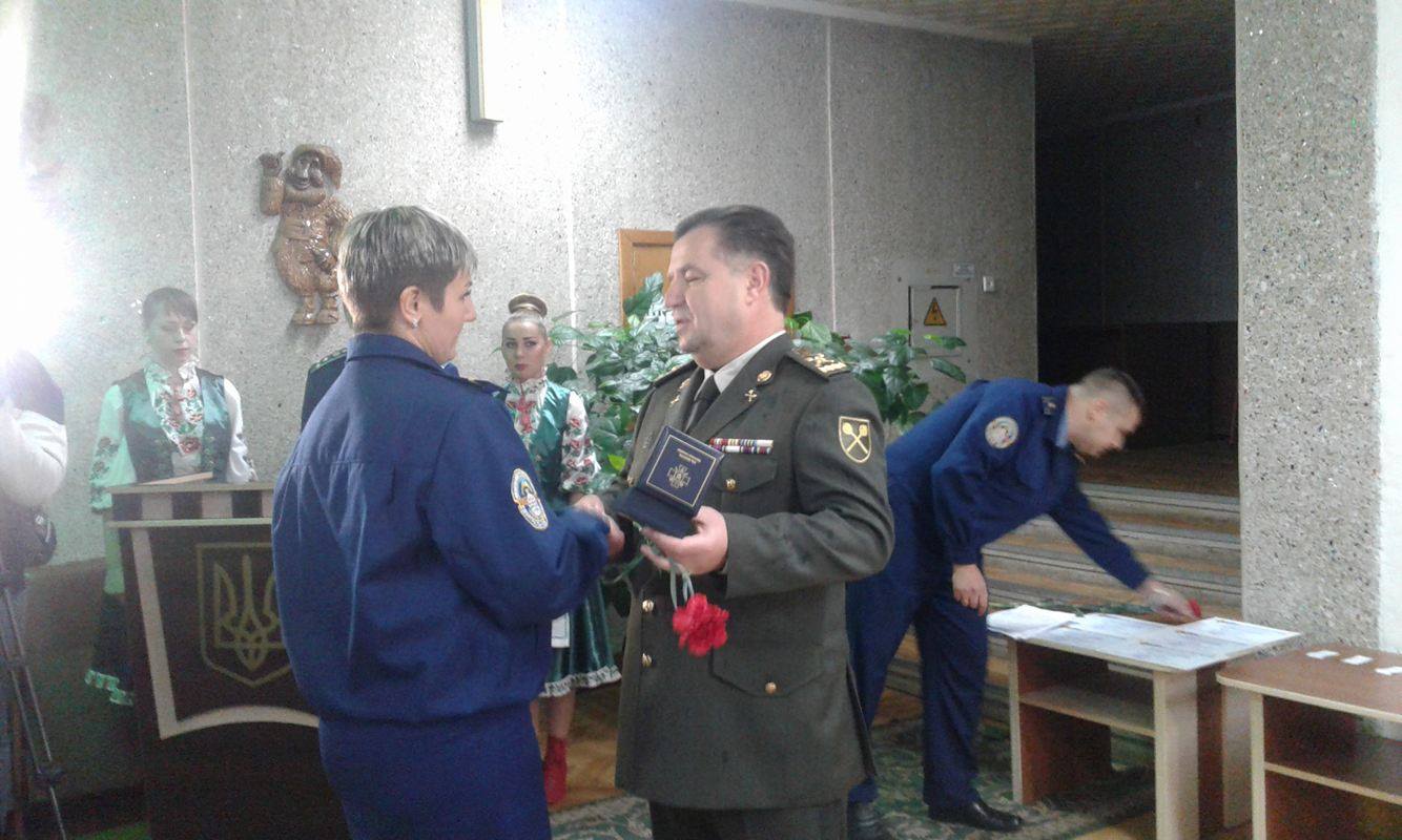 Міністр Полторак роздав пістолети Макарова у Вінниці - фото 1