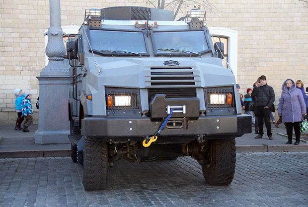 У Харкові поліція отримала бронеавтомобіль "Варта" - фото 3