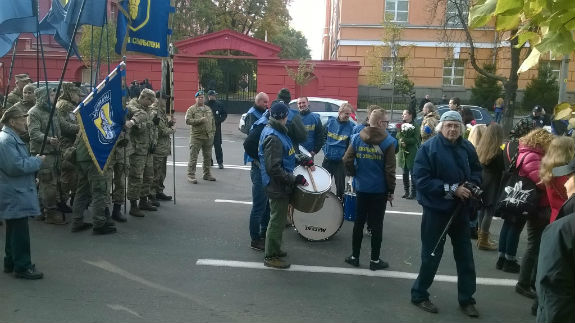 Націоналісти розгорнули величезний прапор України у центрі Києва - фото 4