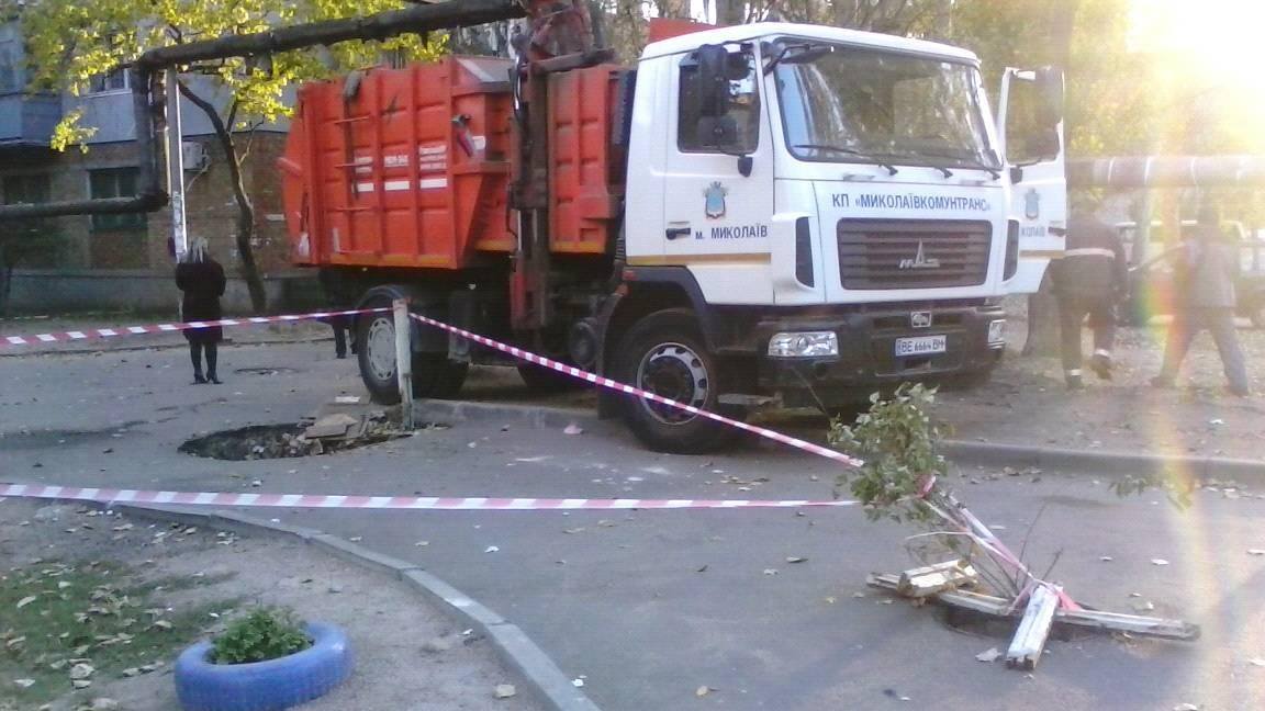 У Миколаєві сміттєвоз провалився в яму