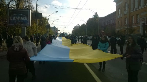 Націоналісти розгорнули величезний прапор України у центрі Києва - фото 1