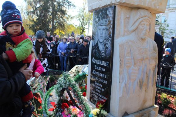 У вінницькому селі встановили пам’ятник одразу двом загиблим Героям  - фото 1
