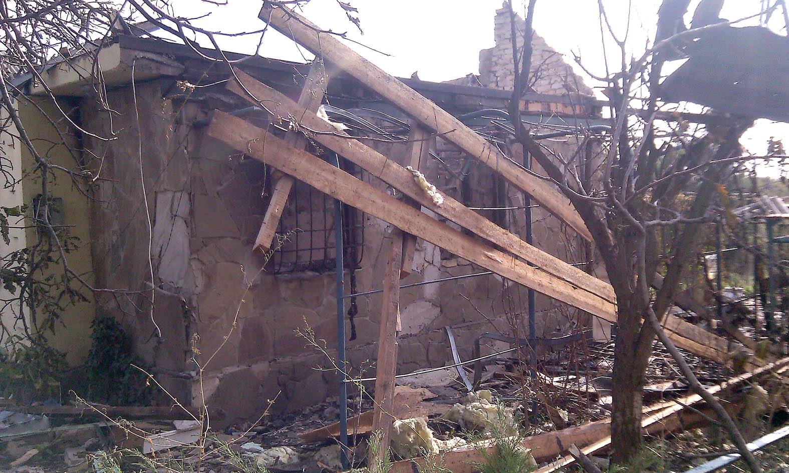 Терористи артилерією знищили вулицю у Водяному, є постраждалі (ФОТО) - фото 9