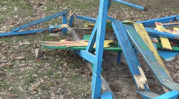 У центральному парку Нікополя "розбомбили" дитячий майданчик - фото 1