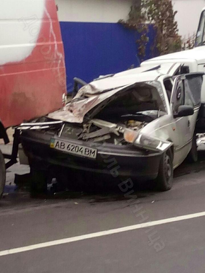 У Вінниці зіткнулися чотири автомобілі: є троє потерпілих - фото 3