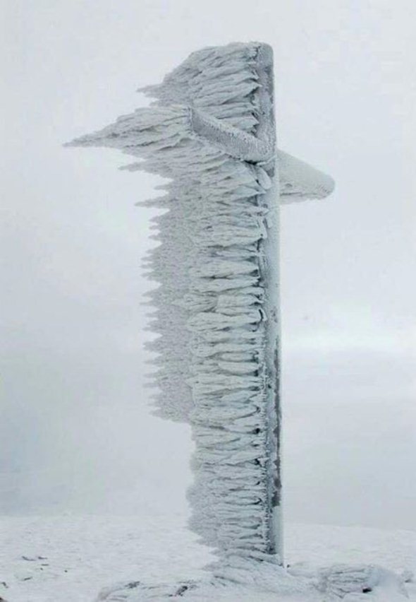 Як хуртовина і сніг фантастично "затюнінгували" хрест на Говерлі - фото 3