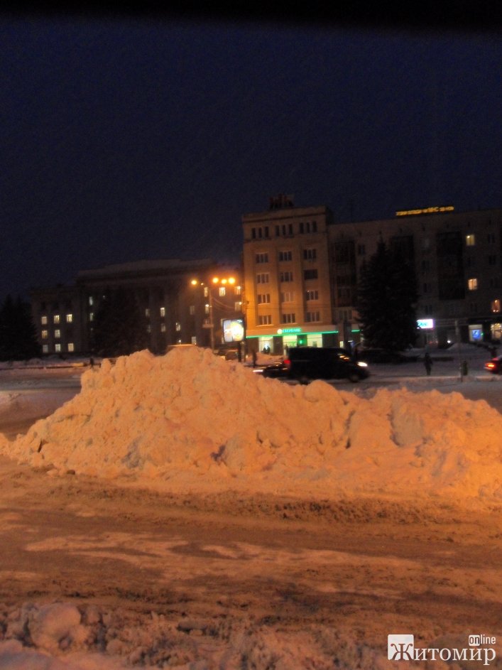 Прибирання по-житомирськи: На кучугуру снігу посеред центрального майдану міста у комунальників "не піднялася рука" - фото 1