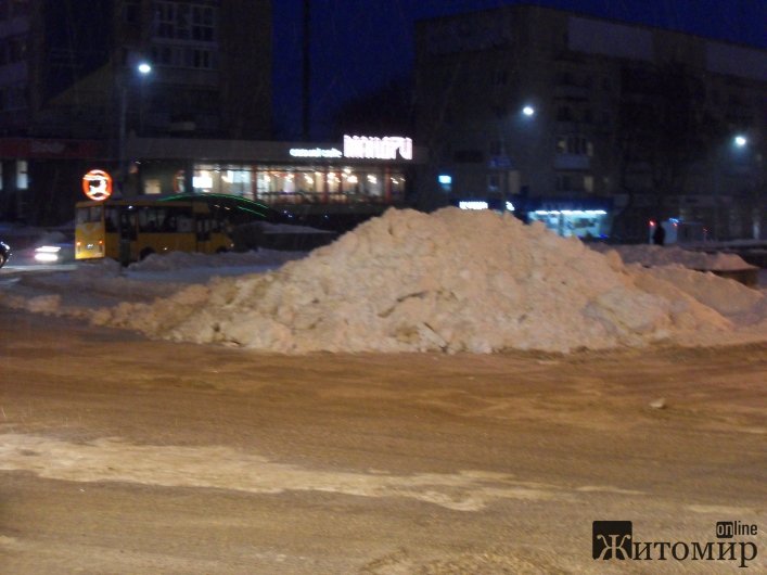 Прибирання по-житомирськи: На кучугуру снігу посеред центрального майдану міста у комунальників "не піднялася рука" - фото 2