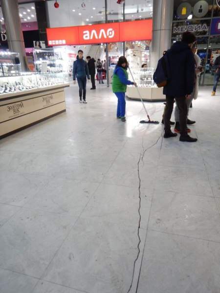 Центральний одеський торгівельний центр дав величезну тріщину (ФОТО) - фото 2