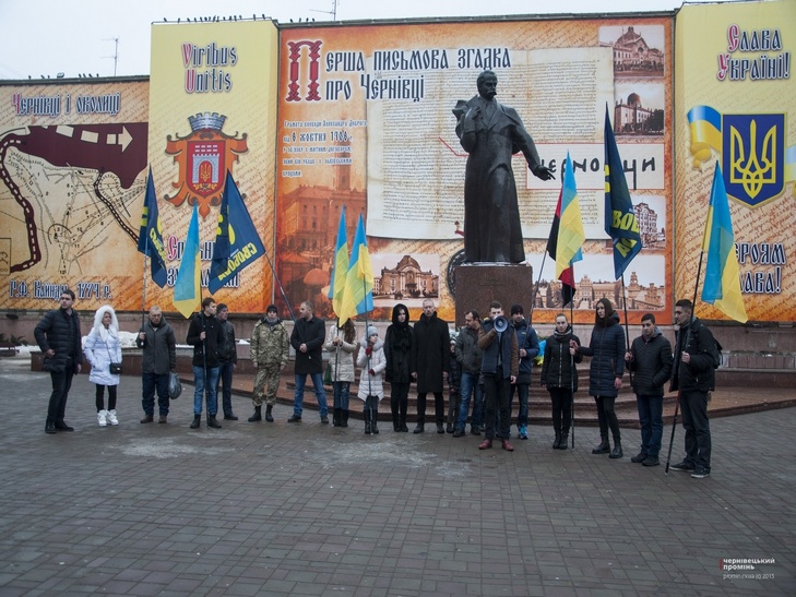 На центральній площі Чернівців на День соборності України створили Ланцюг єдності (ФОТО) - фото 1