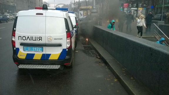 Поліція "поцупила" у мітингувальників на Хрещатику шини, щоб не палили їх - фото 3