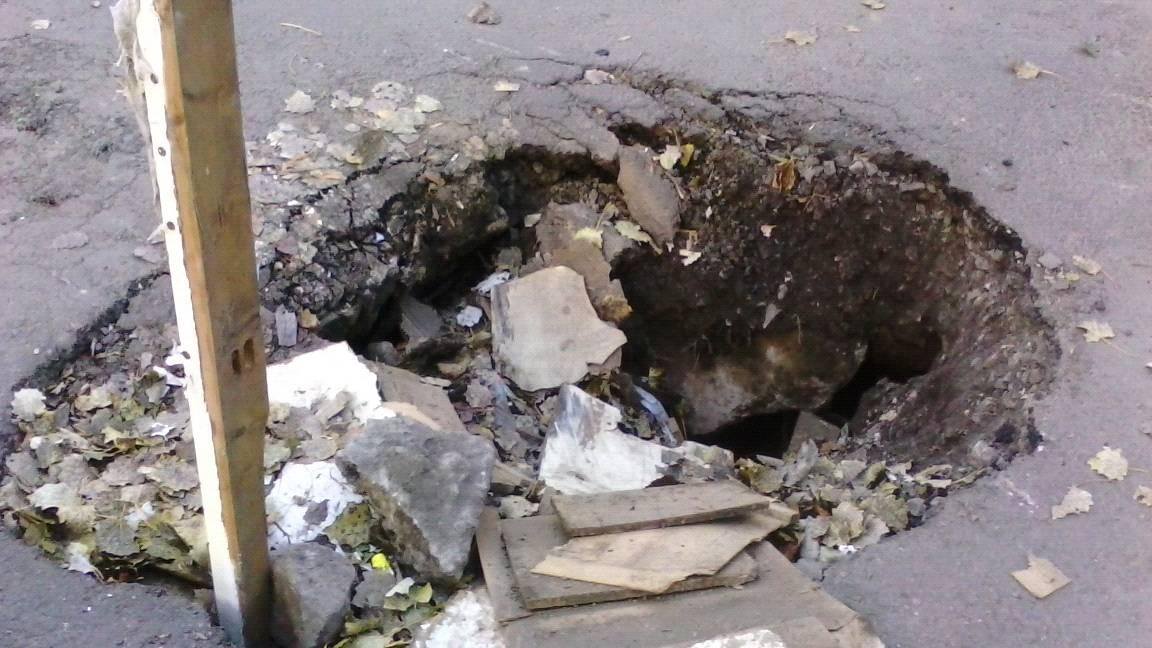 У Миколаєві сміттєвоз провалився в яму
