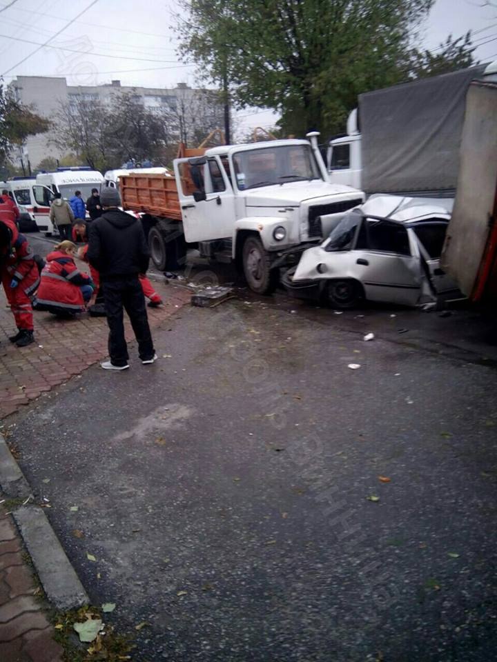 У Вінниці зіткнулися чотири автомобілі: є троє потерпілих - фото 1