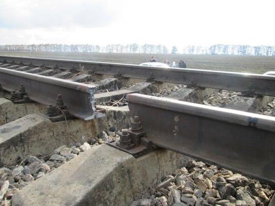 Миколаївська поліція розслідує, хто вирізав рейки із залізничних колій