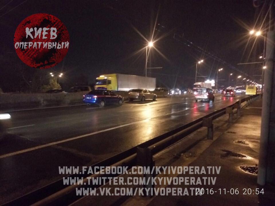 У Києві батько із маленьким сином на спір перебігали дорогу: один загинув (ФОТО) - фото 4