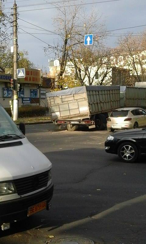 У центрі Миколаєва застрягла поламана фура 