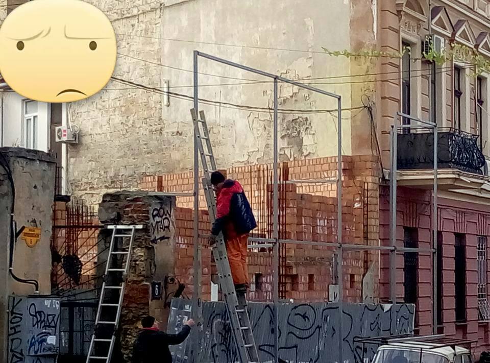 В Одесі знову почали будівництво біля легендарного Будинку з однією стіною (ФОТО) - фото 1
