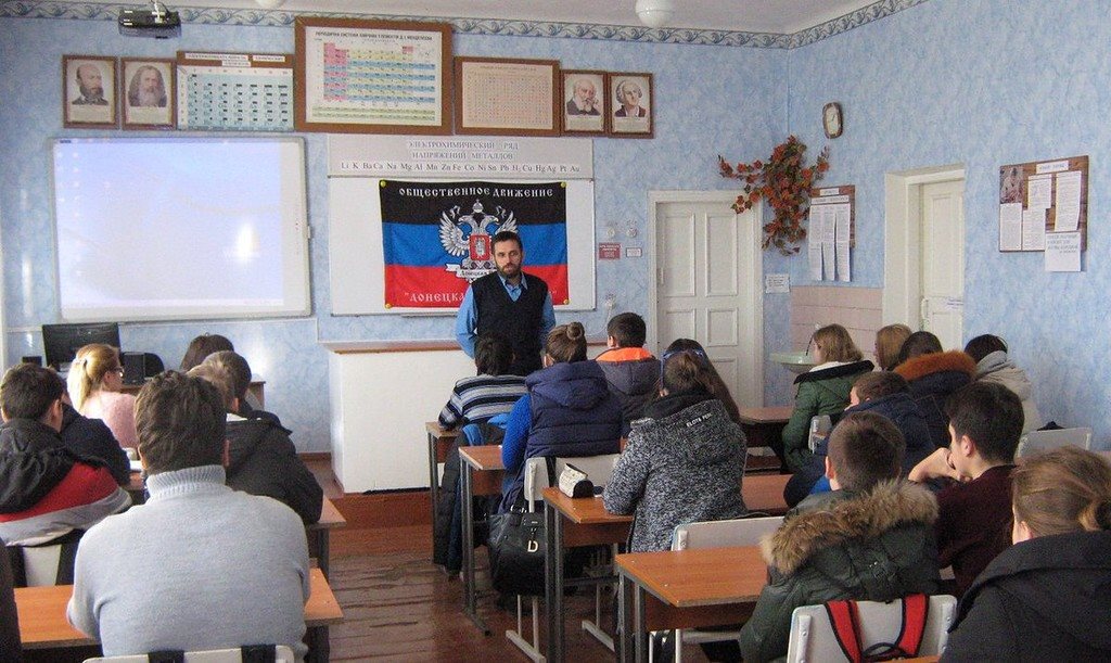 У "ДНР" діти сидять у холодних школах, бо Захарченко "хунті" вугілля продав - фото 1
