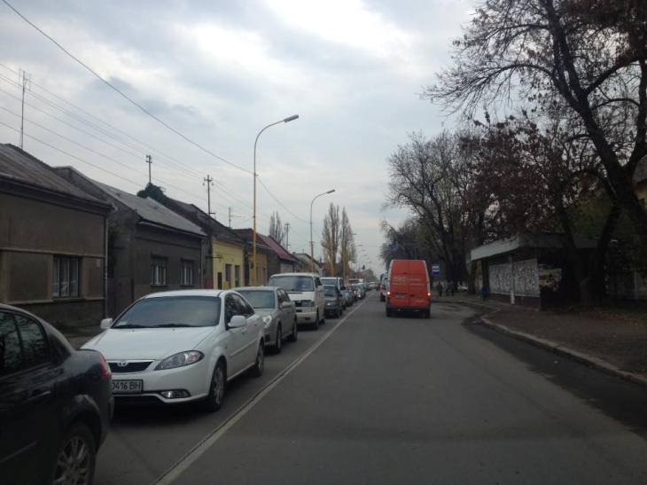 В Ужгороді через ремонт вулиць транспорт стоїть. Водії лютують - фото 1