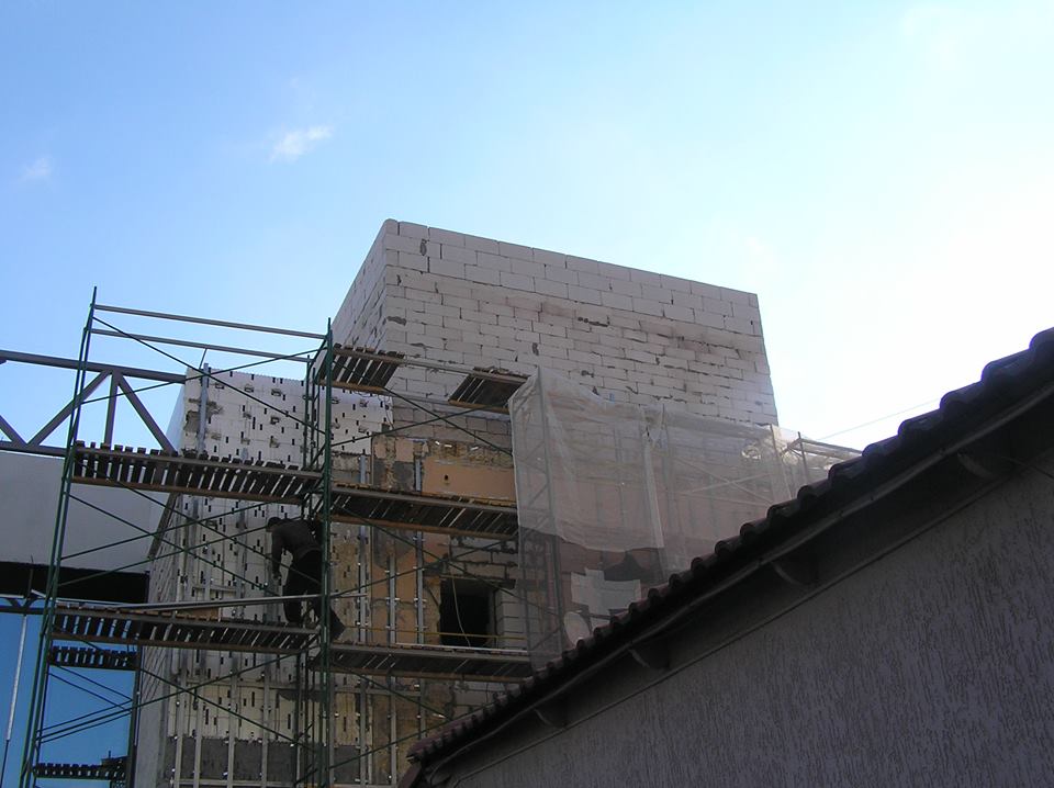 "Мафія" у центрі Миколаєва добудовує "шпаківню" на даху