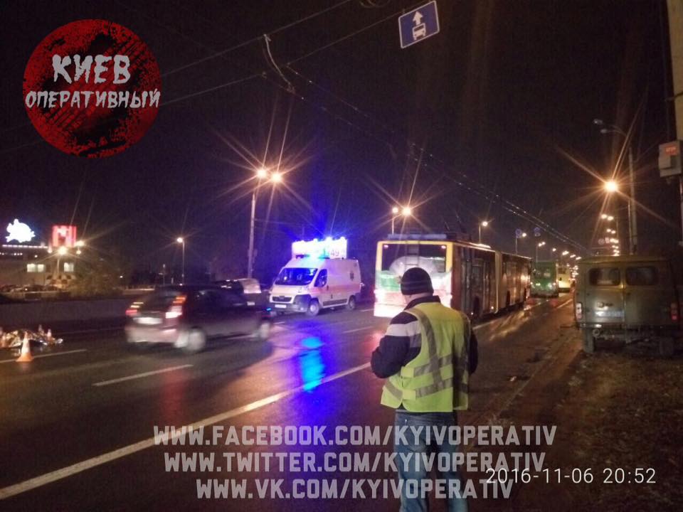 У Києві батько із маленьким сином на спір перебігали дорогу: один загинув (ФОТО) - фото 2