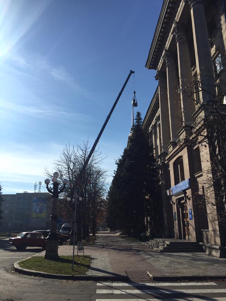 На будівлі Миколаївської міськради замінили радянську зірку на тризуб