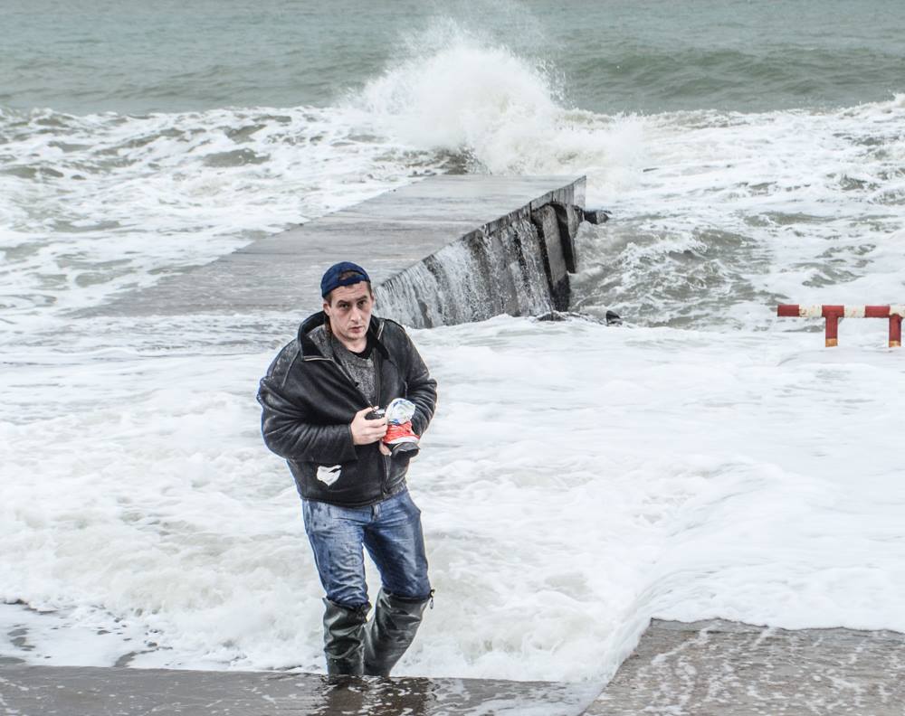 Під час роботи одеського фотографа вдарила потужна морська хвиля (ФОТО) - фото 2