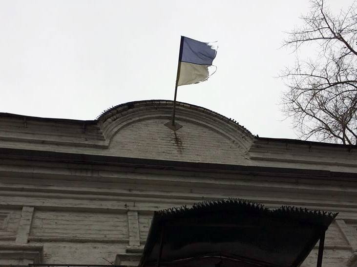 Український прапор на будівлі запорізького суду перетворили на ганчірку - фото 1