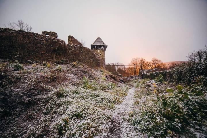 Як містично виглядає Невицький замок з супермісяцем і першим снігом - фото 4