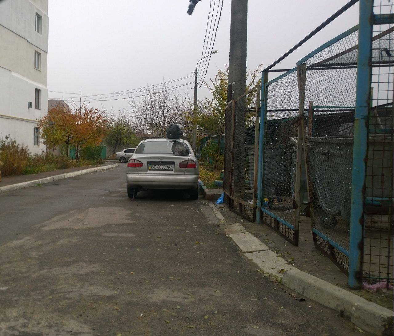 Миколаївці наказали нахабного паркувальника, та накидали на авто сміття
