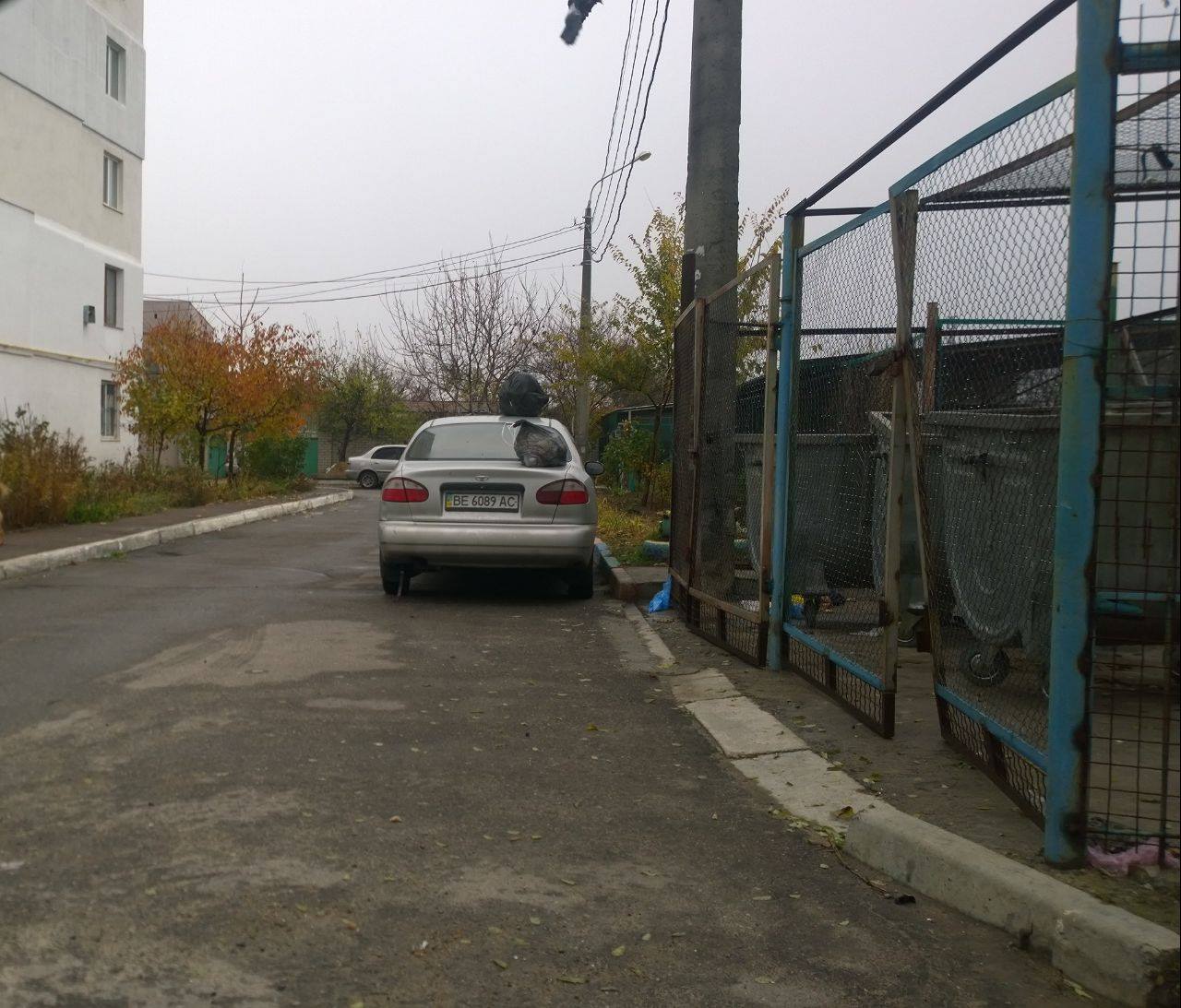Миколаївці наказали нахабного паркувальника, та накидали на авто сміття Миколаївці наказали нахабного паркувальника, та накидали на авто сміття