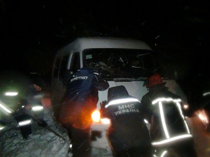 На Прикарпатті понад 300 рятувальників рятували людей від негоди - фото 1