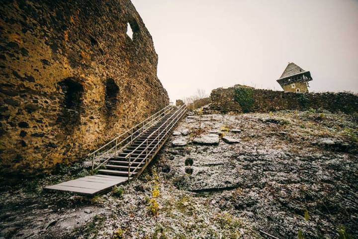Як містично виглядає Невицький замок з супермісяцем і першим снігом - фото 3
