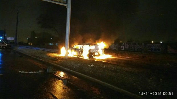 У Харкові внаслідок зіткнення з електроопорою спалахнуло авто: є загиблі (ФОТО) - фото 3