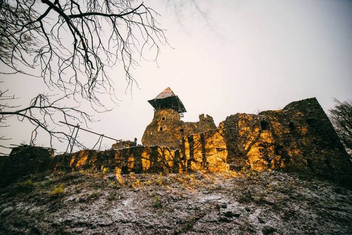 Як містично виглядає Невицький замок з супермісяцем і першим снігом - фото 2