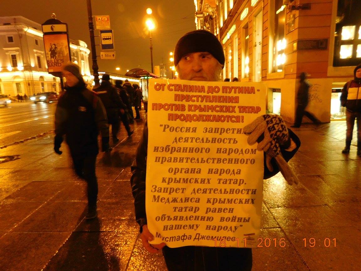 На Росії пройшли одиночні пікети на підтримку кримських татар - фото 2