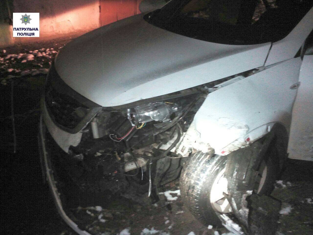 У Миколаєві озброєний водій "під кайфом" протаранив авто патрульних У Миколаєві озброєний водій "під кайфом" протаранив авто патрульних