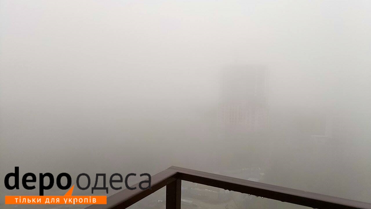 Одесу огорнув густий туман, очікуються сильні опади (ФОТО) - фото 1
