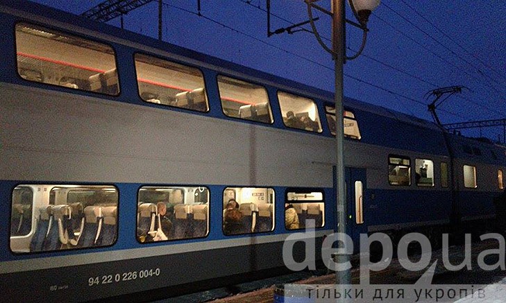Двоповерховий потяг "Шкода", в якому зарізали пасажира, досі стоїть у Вінниці - фото 3
