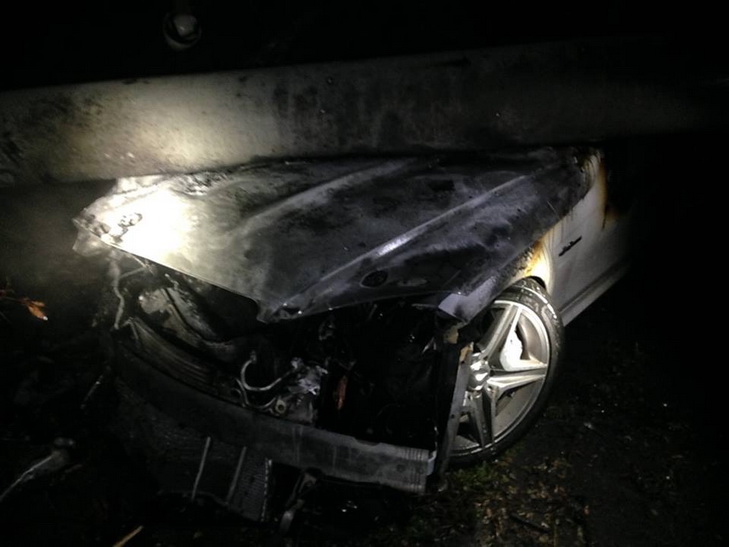 У Дніпрі автівка, тікаючи від поліції, знесла стовп та згоріла вщент - фото 3