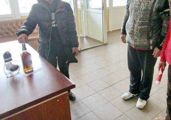 На Миколаївщині підтлітки крали елітний алкоголь, щоб "втамувати голод"