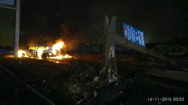 У Харкові внаслідок зіткнення з електроопорою спалахнуло авто: є загиблі (ФОТО) - фото 1