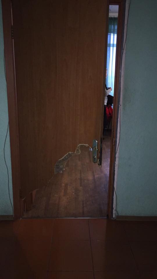 Миколаївським медикам довелося вибити двері, рятуючи дівчину під наркотиками Миколаївським медикам довелося вибити двері, рятуючи дівчину під наркотиками
