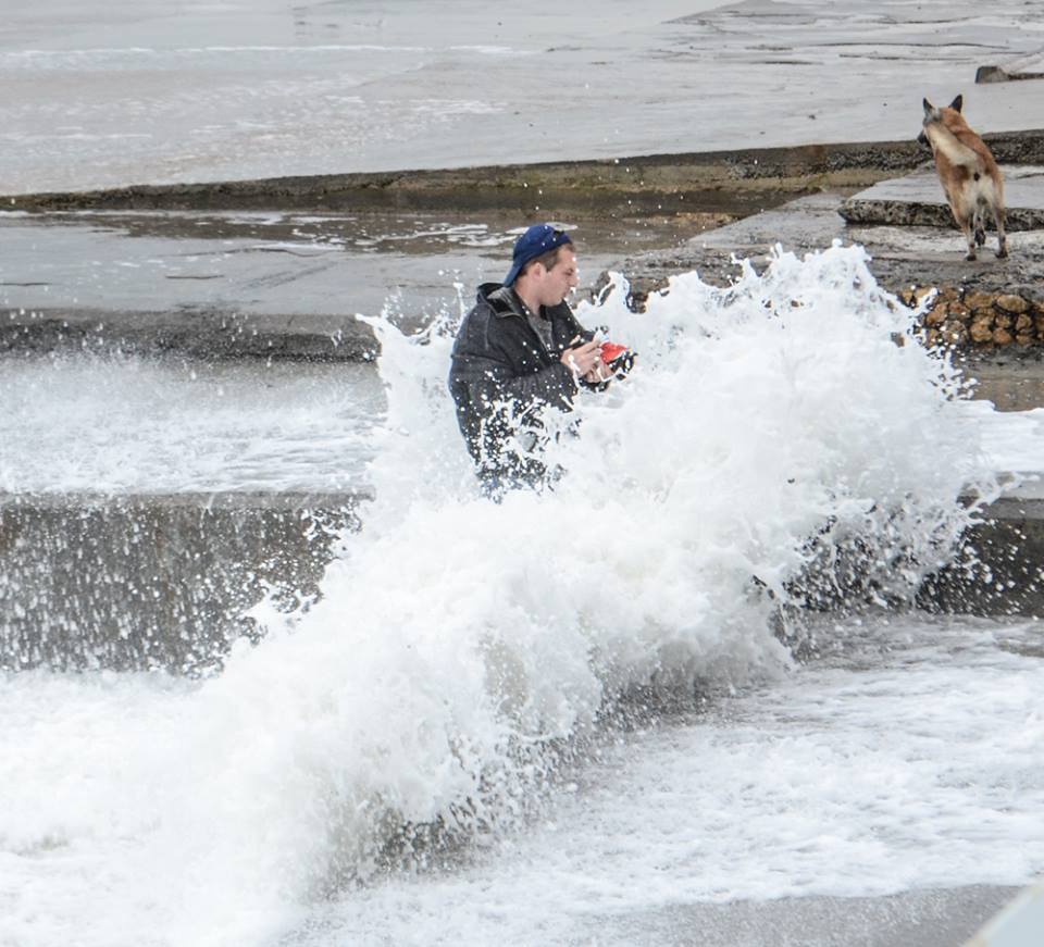Під час роботи одеського фотографа вдарила потужна морська хвиля (ФОТО) - фото 1